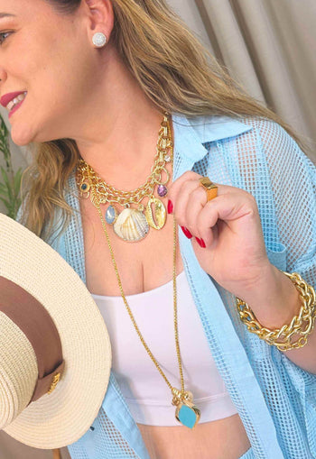 Colar Ritmos da Areia com pingentes de conchas pedras coloridas e correntes douradas