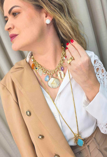 Colar Ritmos da Areia com pingentes de conchas pedras coloridas e correntes douradas