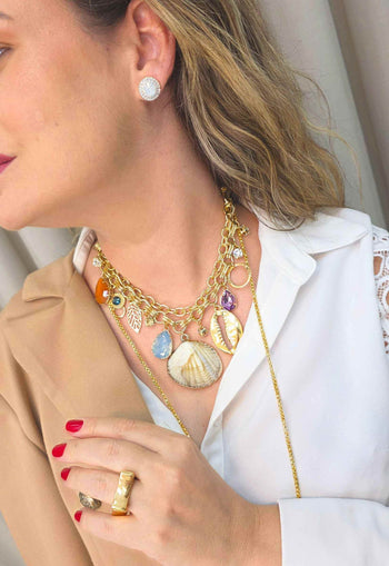 Colar Ritmos da Areia com pingentes de conchas pedras coloridas e correntes douradas