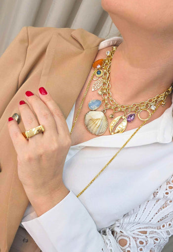 Colar Ritmos da Areia com pingentes de conchas pedras coloridas e correntes douradas