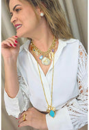 Colar Ritmos da Areia com pingentes de conchas pedras coloridas e correntes douradas