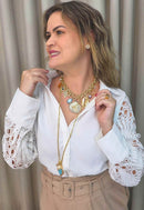 Colar Ritmos da Areia com pingentes de conchas pedras coloridas e correntes douradas