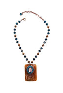 Colar Paloma de resina marrom com pingente e pedras verdes e marrom banhado no ouro velho