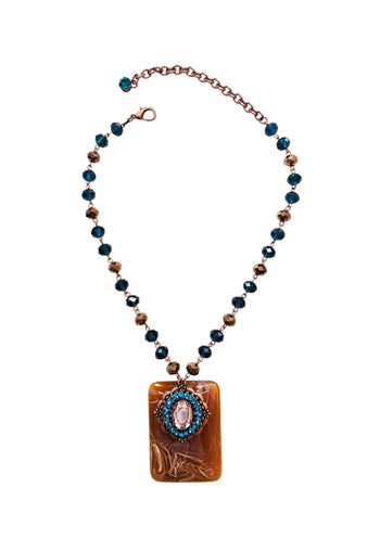 Colar Paloma de resina marrom com pingente e pedras verdes e marrom banhado no ouro velho