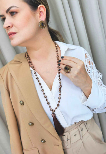 Colar Dália longuinho com tassel e bolas marrons banhado no vintage