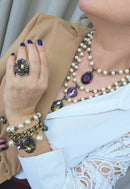 Colar Wanda de perolas com pedras roxa, rosa e verde banhado no ouro velho