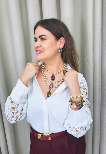 Colar Wanda de perolas com pedras roxa, rosa e verde banhado no ouro velho