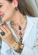 Colar Wanda de perolas com pedras roxa, rosa e verde banhado no ouro velho