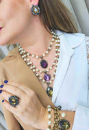 Colar Wanda de perolas com pedras roxa, rosa e verde banhado no ouro velho