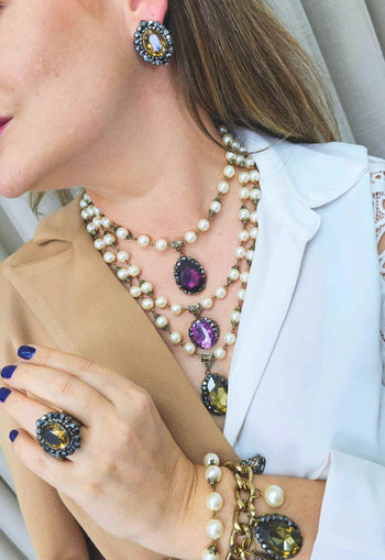 Colar Wanda de perolas com pedras roxa, rosa e verde banhado no ouro velho