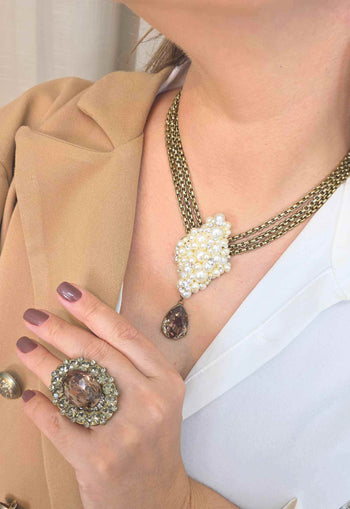 Colar Xaviera: Luxuoso com Mix de Venezianas e Pingente de Pérolas no Ouro Velho | Look de Noite Inesquecível