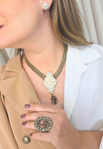 Colar Xaviera: Luxuoso com Mix de Venezianas e Pingente de Pérolas no Ouro Velho | Look de Noite Inesquecível