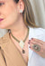 Colar Xaviera: Luxuoso com Mix de Venezianas e Pingente de Pérolas no Ouro Velho | Look de Noite Inesquecível