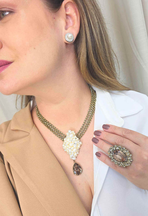 Colar Xaviera: Luxuoso com Mix de Venezianas e Pingente de Pérolas no Ouro Velho | Look de Noite Inesquecível
