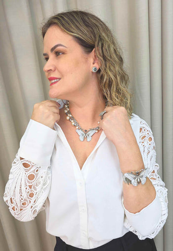 Colar Elaine: Romântico com Borboleta Esmaltada e Pérolas no Prata | Seleção Especial da Dai