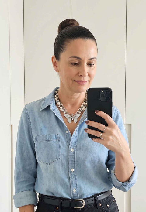Colar Elaine: Romântico com Borboleta Esmaltada e Pérolas no Prata | Seleção Especial da Dai