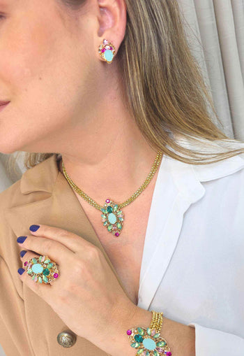 Colar Glaura: Com Pingente Oval de Pedras Coloridas e Venezianas no Dourado | Look de Festa