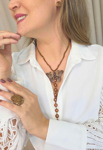 Colar Provença: Estilo Gravatinha com Pérolas e Borboleta Esmaltada no Vintage | Look By Sahara Acessórios