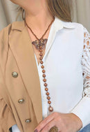 Colar Provença: Estilo Gravatinha com Pérolas e Borboleta Esmaltada no Vintage | Look By Sahara Acessórios