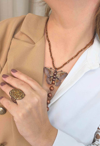 Colar Provença: Estilo Gravatinha com Pérolas e Borboleta Esmaltada no Vintage | Look By Sahara Acessórios