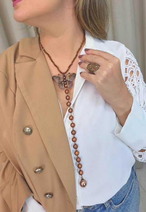 Colar Provença: Estilo Gravatinha com Pérolas e Borboleta Esmaltada no Vintage | Look By Sahara Acessórios