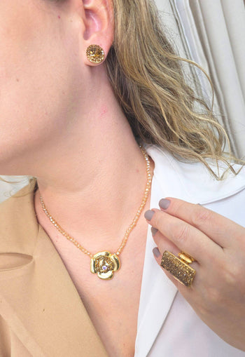 Colar Sempre Viva Classic Gold de flor com strass smoked e boreal no banho dourado
