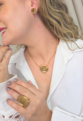 Colar Sempre Viva Classic Gold de flor com strass smoked e boreal no banho dourado