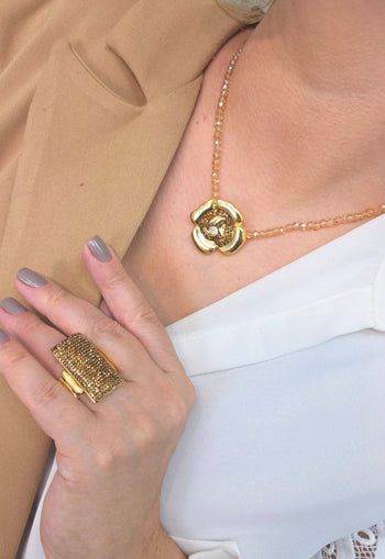 Colar Sempre Viva Classic Gold de flor com strass smoked e boreal no banho dourado