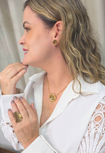 Colar Sempre Viva Classic Gold de flor com strass smoked e boreal no banho dourado