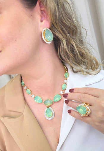 Colar Euforia Festa de pedras verde menta e strass cristal banhado no dourado