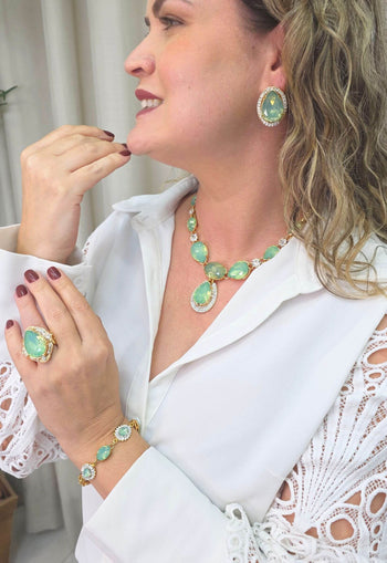 Colar Euforia Festa de pedras verde menta e strass cristal banhado no dourado