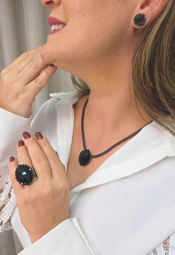 Colar Magda: Delicado com Corrente e Pingente Oval de Pedras Pretas no Grafite | Versatilidade no Look