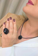 Colar Magda: Delicado com Corrente e Pingente Oval de Pedras Pretas no Grafite | Versatilidade no Look