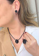 Colar Magda: Delicado com Corrente e Pingente Oval de Pedras Pretas no Grafite | Versatilidade no Look