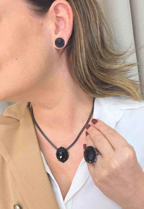 Colar Magda: Delicado com Corrente e Pingente Oval de Pedras Pretas no Grafite | Versatilidade no Look