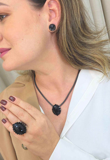 Colar Magda: Delicado com Corrente e Pingente Oval de Pedras Pretas no Grafite | Versatilidade no Look