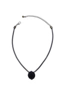 Colar Magda: Delicado com Corrente e Pingente Oval de Pedras Pretas no Grafite | Versatilidade no Look