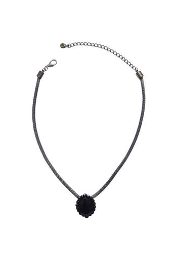 Colar Magda: Delicado com Corrente e Pingente Oval de Pedras Pretas no Grafite | Versatilidade no Look