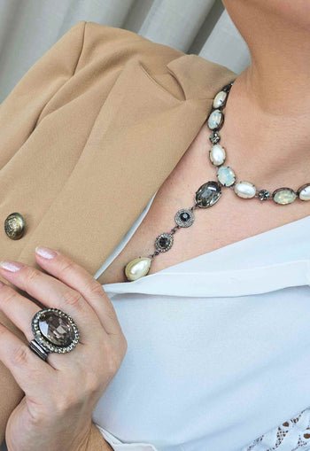 Colar Loreta glamour com perolas e pedras black diamond banhado no grafite