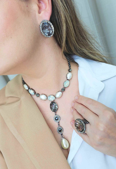 Colar Loreta glamour com perolas e pedras black diamond banhado no grafite