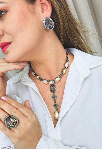 Colar Loreta glamour com perolas e pedras black diamond banhado no grafite