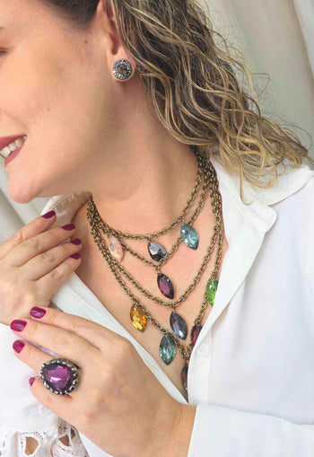 Colar Edilene com mix de correntes ouro velho e pedras coloridas