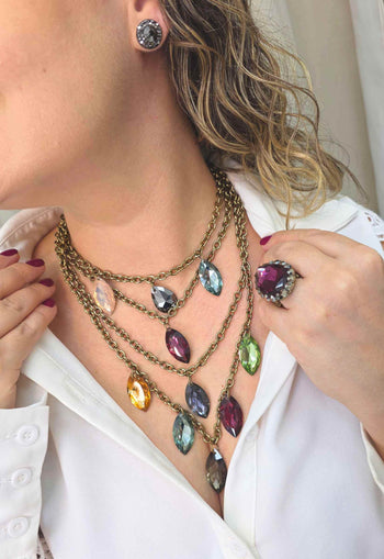 Colar Edilene com mix de correntes ouro velho e pedras coloridas