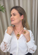 Colar Dantas com cristais e pingente de pedras douradas