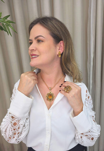 Colar Dantas com cristais e pingente de pedras douradas