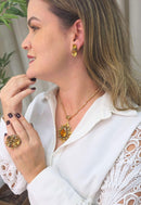 Colar Dantas com cristais e pingente de pedras douradas