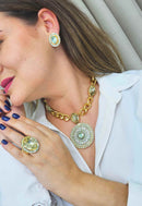 Colar Malta de elos dourado e pingente com pedras em verde claro