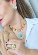 Colar Malta de elos dourado e pingente com pedras em verde claro