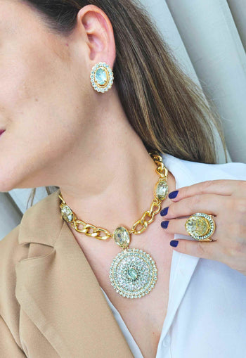 Colar Malta de elos dourado e pingente com pedras em verde claro