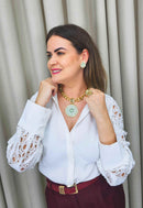 Colar Malta de elos dourado e pingente com pedras em verde claro